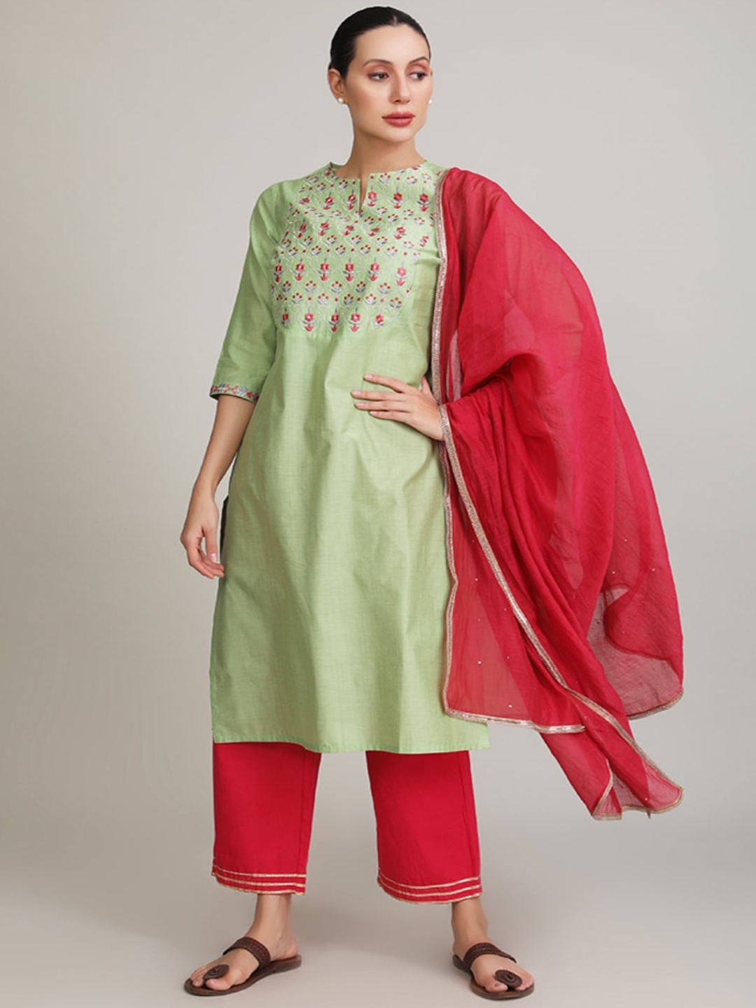 BARARA ETHNIC Green Ethnic Motifs Embroidered Pure Cotton Kurta with Trousers & Dupatta
BARARA ETHNIC Green Ethnic Motifs Embroidered Pure Cotton Kurta with Trousers & Dupatta