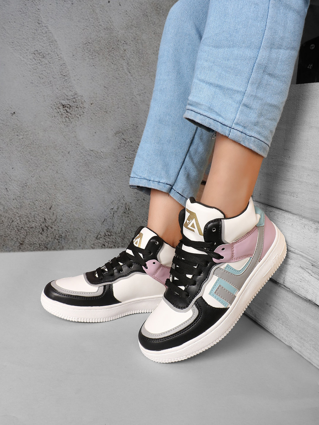 ZAPATOZ Women Black Colourblocked PU Sneakers
ZAPATOZ Women Black Colourblocked PU Sneakers