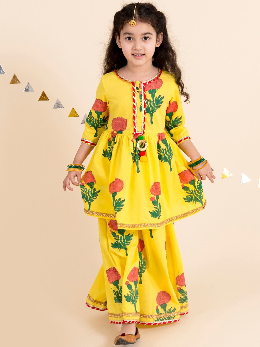pspeaches Girls Yellow Floral Printed Layered Gotta Patti Pure Cotton Kurta with Skirt
pspeaches Girls Yellow Floral Printed Layered Gotta Patti Pure Cotton Kurta with Skirt