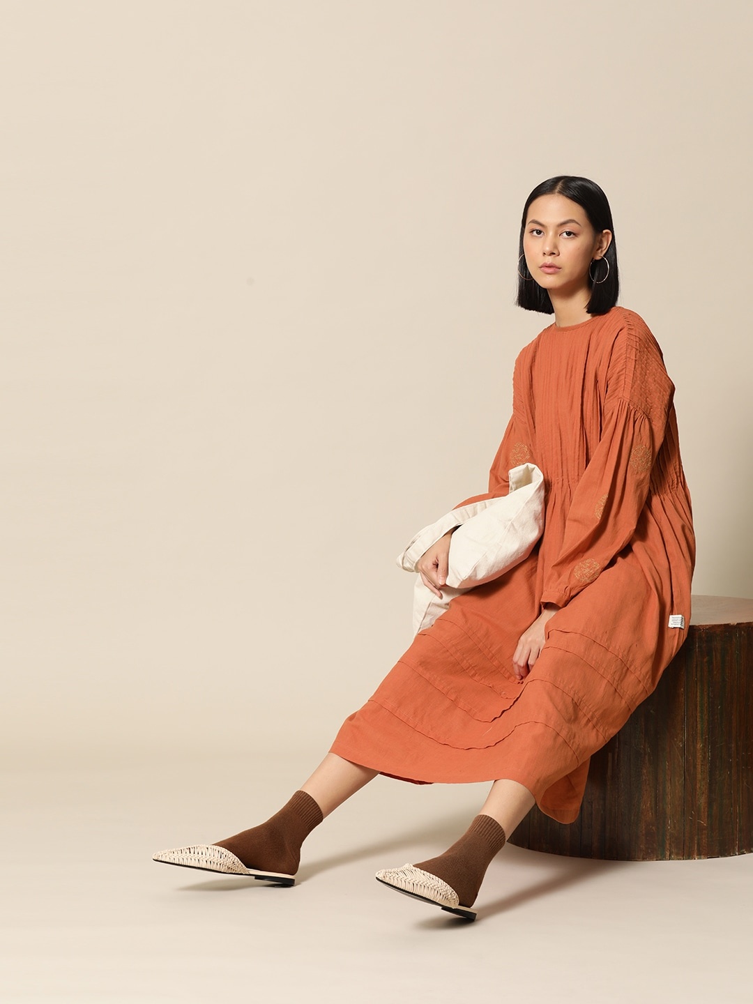 BOWER Rust Orange Solid Pure Cotton Puff Sleeves A-Line Midi Dress With Embroidered Detail
BOWER Rust Orange Solid Pure Cotton Puff Sleeves A-Line Midi Dress With Embroidered Detail
