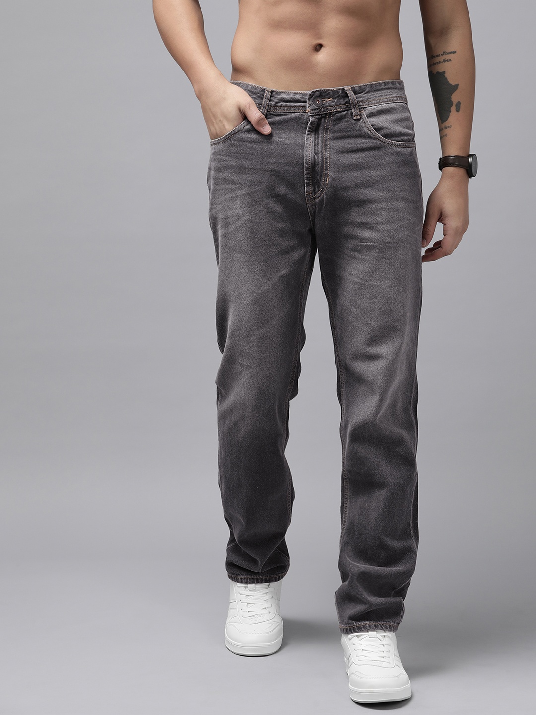 The Roadster Lifestyle Co Men Relaxed Tapered Fit Light Fade Stretchable Jeans, Black
The Roadster Lifestyle Co Men Relaxed Tapered Fit Light Fade Stretchable Jeans, Black