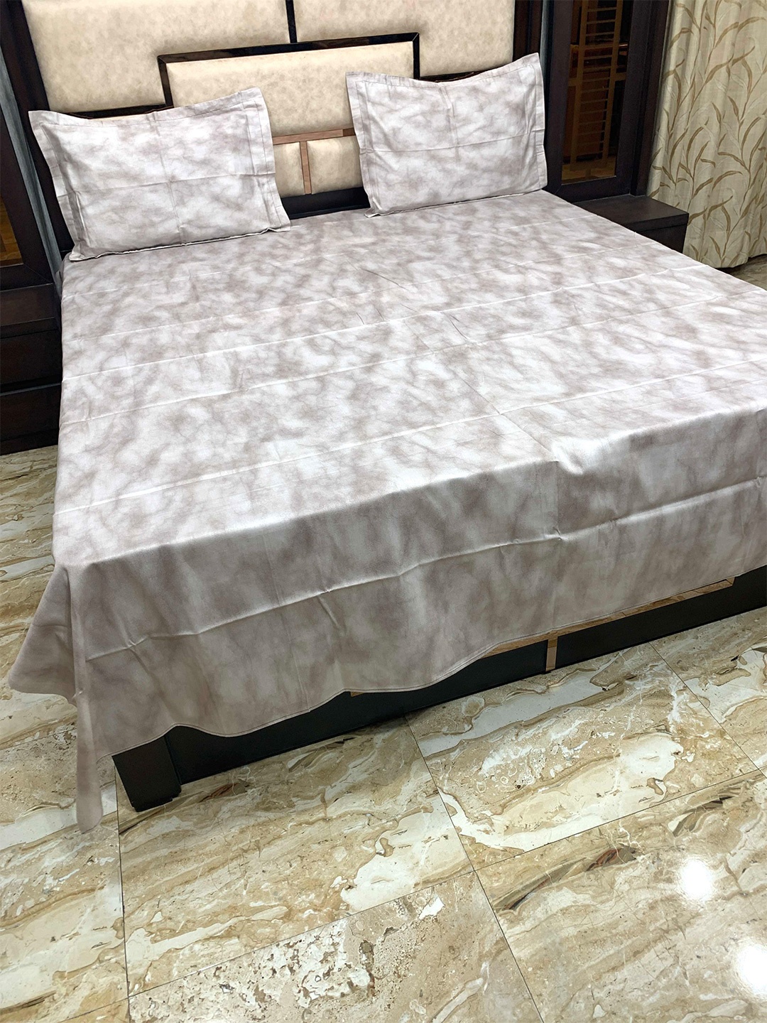 Pure Decor Grey & White 300 TC Queen Abstract Cotton Bedsheet with 2 Pillow Covers
Pure Decor Grey & White 300 TC Queen Abstract Cotton Bedsheet with 2 Pillow Covers