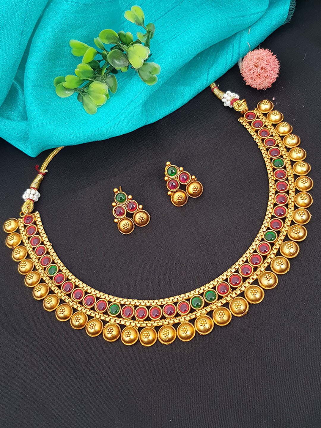 GRIIHAM Gold-Plated Pink & Green Stones-Studded & Beaded Elegant Short Jewellery Set
GRIIHAM Gold-Plated Pink & Green Stones-Studded & Beaded Elegant Short Jewellery Set