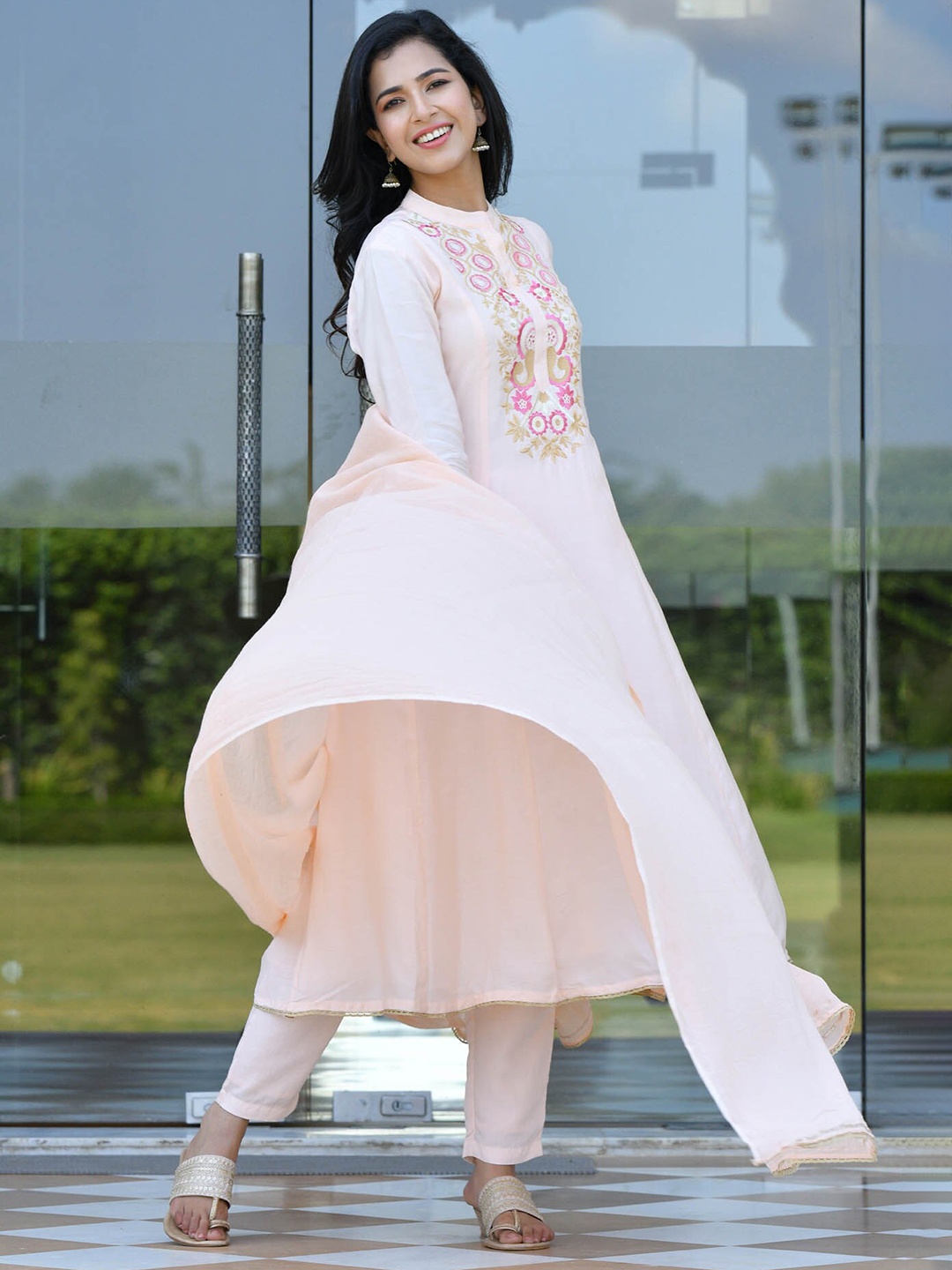 mulmul.com Women Peach-Coloured Floral Yoke Design Pure Cotton Kurta with Trousers & With Dupatta
mulmul.com Women Peach-Coloured Floral Yoke Design Pure Cotton Kurta with Trousers & With Dupatta