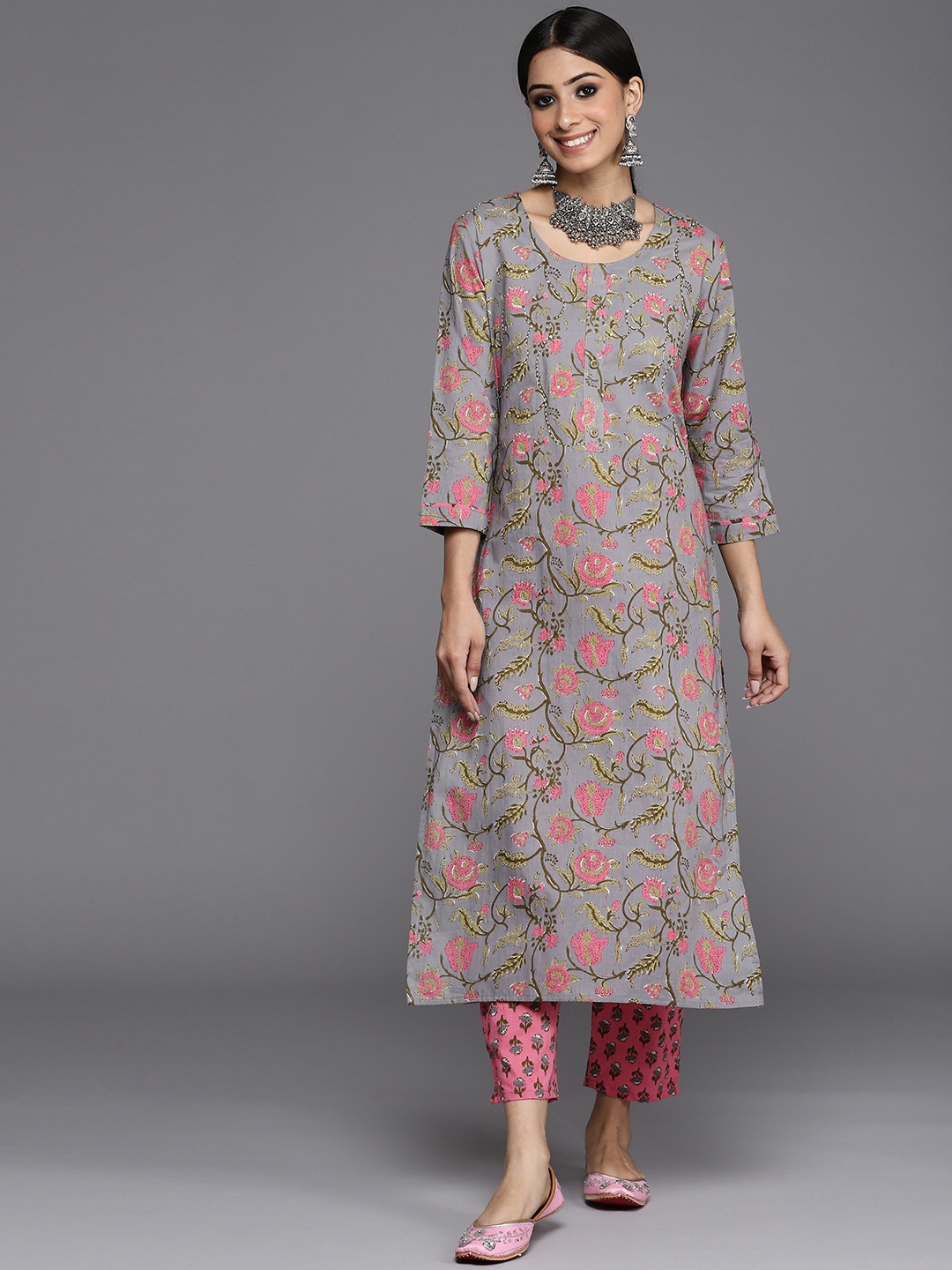 Varanga Women Grey Ethnic Motifs Printed Thread Work Pure Cotton Kurta with Trousers
Varanga Women Grey Ethnic Motifs Printed Thread Work Pure Cotton Kurta with Trousers