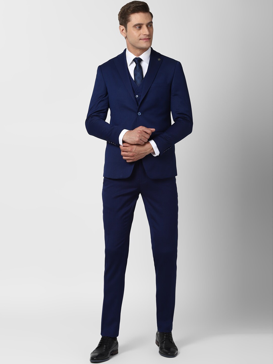 Peter England Elite Men Navy Blue Solid Single Breasted Slim-Fit 3-Piece Formal Suit
Peter England Elite Men Navy Blue Solid Single Breasted Slim-Fit 3-Piece Formal Suit