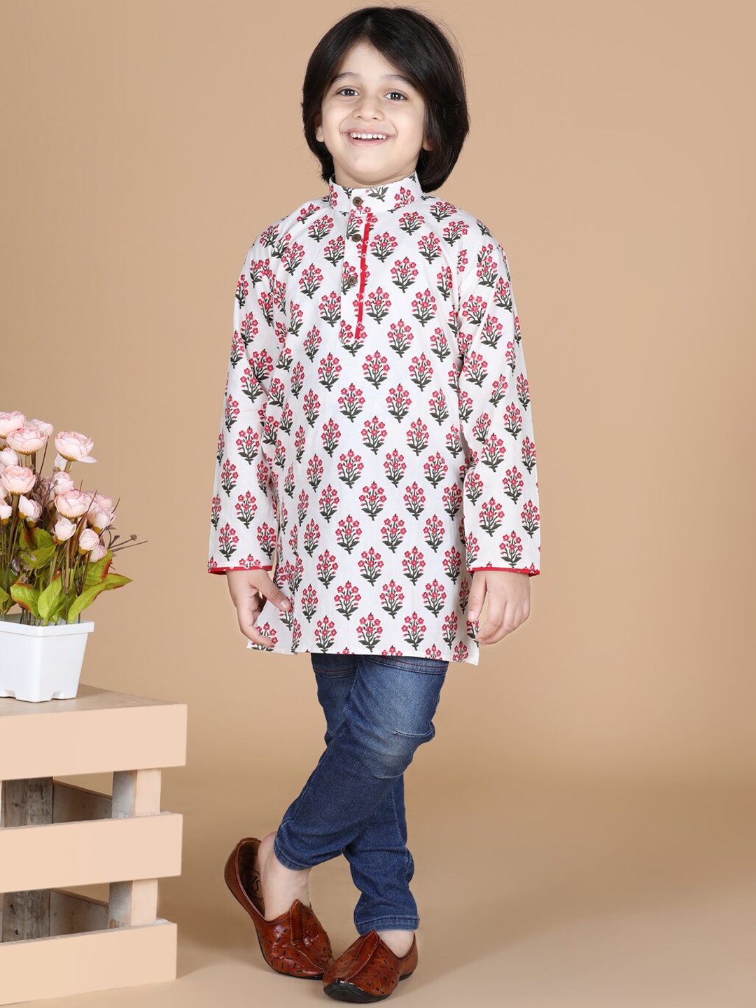 LIL PITAARA Boys White & Red Floral Printed Kurta