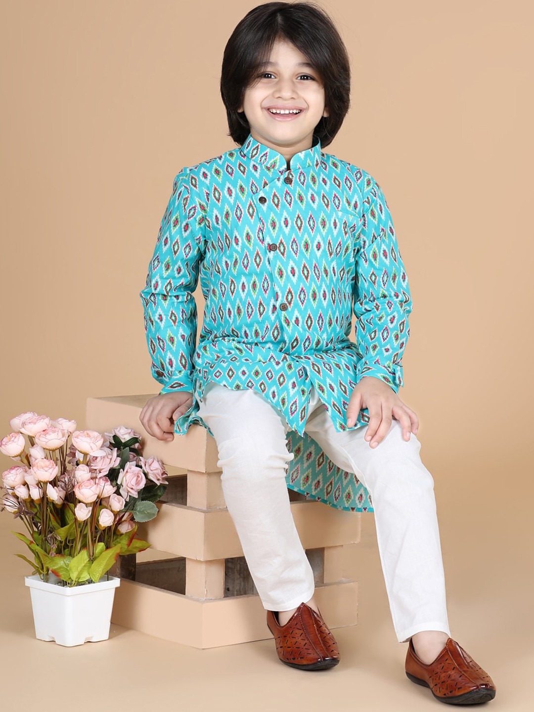 LIL PITAARA Boys Blue Ethnic Motifs Embroidered Layered Pure Cotton Kurta with Pyjamas
LIL PITAARA Boys Blue Ethnic Motifs Embroidered Layered Pure Cotton Kurta with Pyjamas