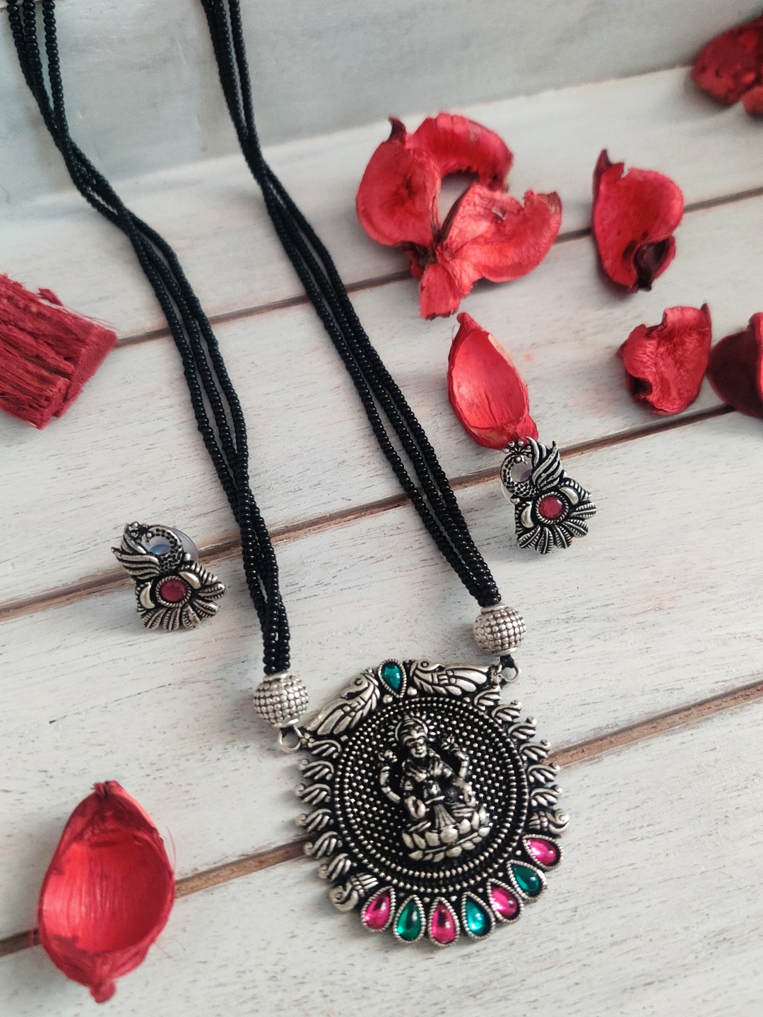 Binnis Wardrobe Oxidised Silver-Plated Black Stone-Studded & Beaded Mangalsutra Earring
Binnis Wardrobe Oxidised Silver-Plated Black Stone-Studded & Beaded Mangalsutra Earring