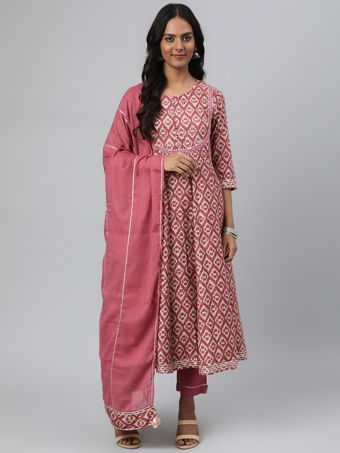 Readiprint Fashions Women Burgundy Ethnic Motifs Printed Empire Gotta Patti Kurta with Trousers & With
Readiprint Fashions Women Burgundy Ethnic Motifs Printed Empire Gotta Patti Kurta with Trousers & With