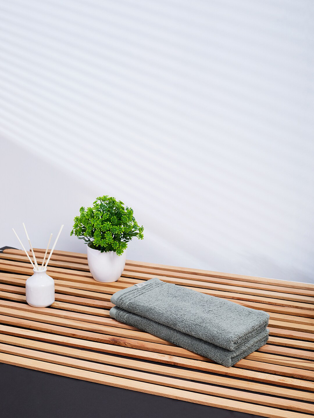 Himeya Pack Of 2 Blue Solid 650 GSM Cotton Hand Towels 
Himeya Pack Of 2 Blue Solid 650 GSM Cotton Hand Towels