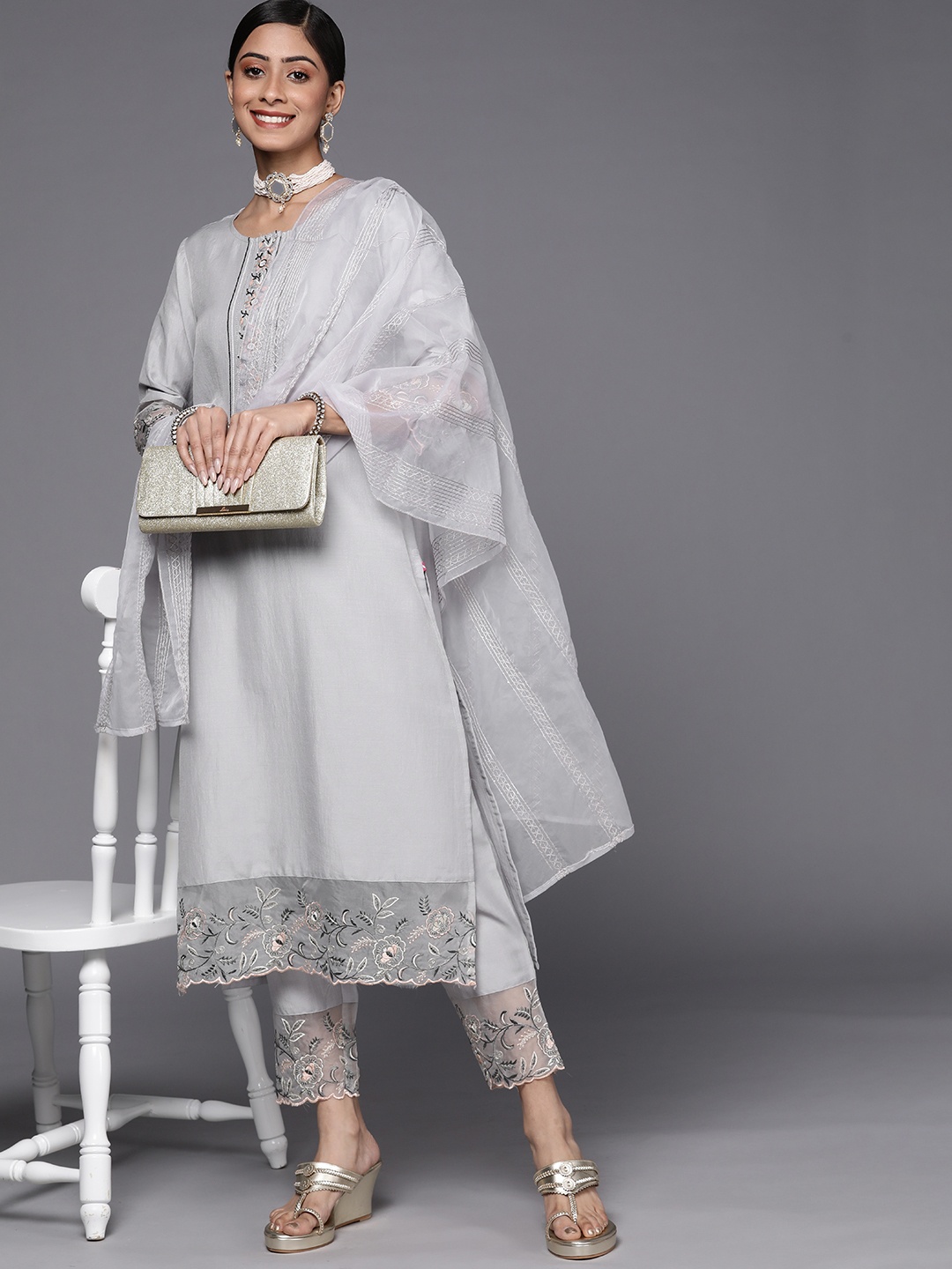 Varanga Women Grey Floral Embroidered Thread Work Kurta with Trousers & With Dupatta
Varanga Women Grey Floral Embroidered Thread Work Kurta with Trousers & With Dupatta