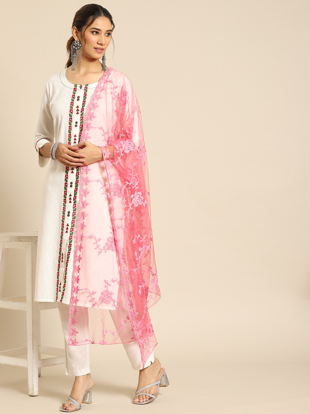 Saadgi Rose Ethnic Motifs Embroidered Dupatta with Chikankari
Saadgi Rose Ethnic Motifs Embroidered Dupatta with Chikankari
