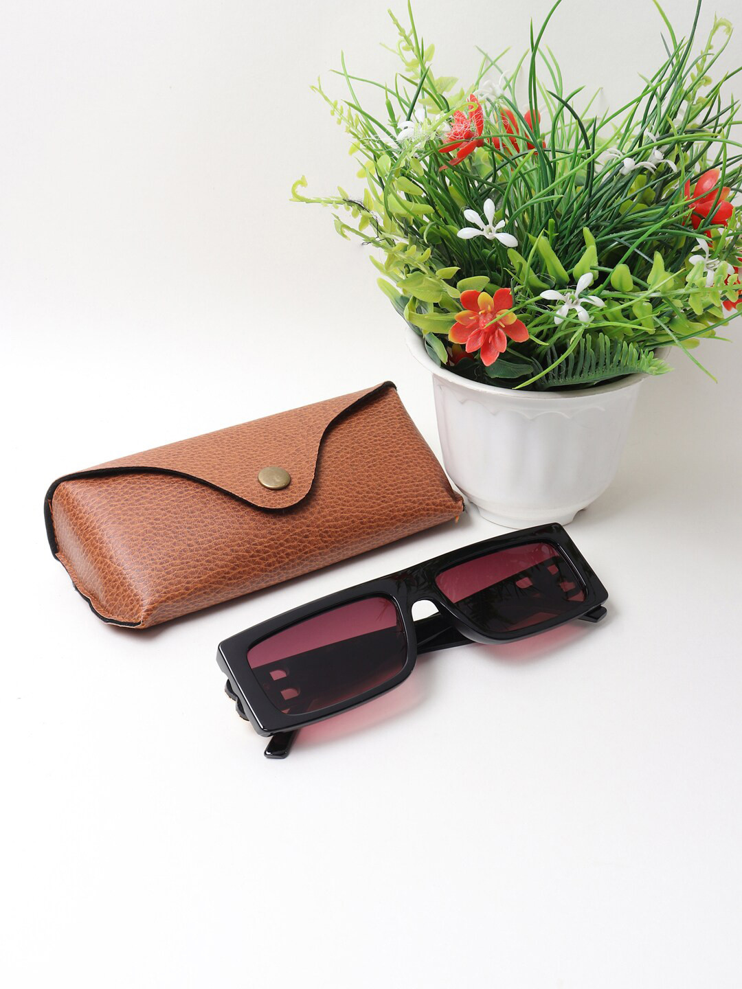 Swiss Design Unisex Brown Lens & Black Wayfarer Sunglasses with UV Protected Lens
Swiss Design Unisex Brown Lens & Black Wayfarer Sunglasses with UV Protected Lens