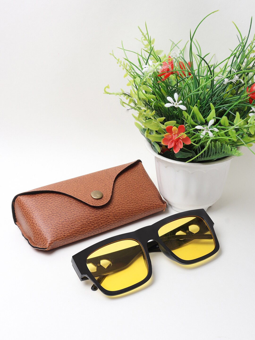 Swiss Design Yellow Lens & Black Wayfarer Sunglasses with UV Protected Lens SDSG-20219-09
Swiss Design Yellow Lens & Black Wayfarer Sunglasses with UV Protected Lens SDSG-20219-09
