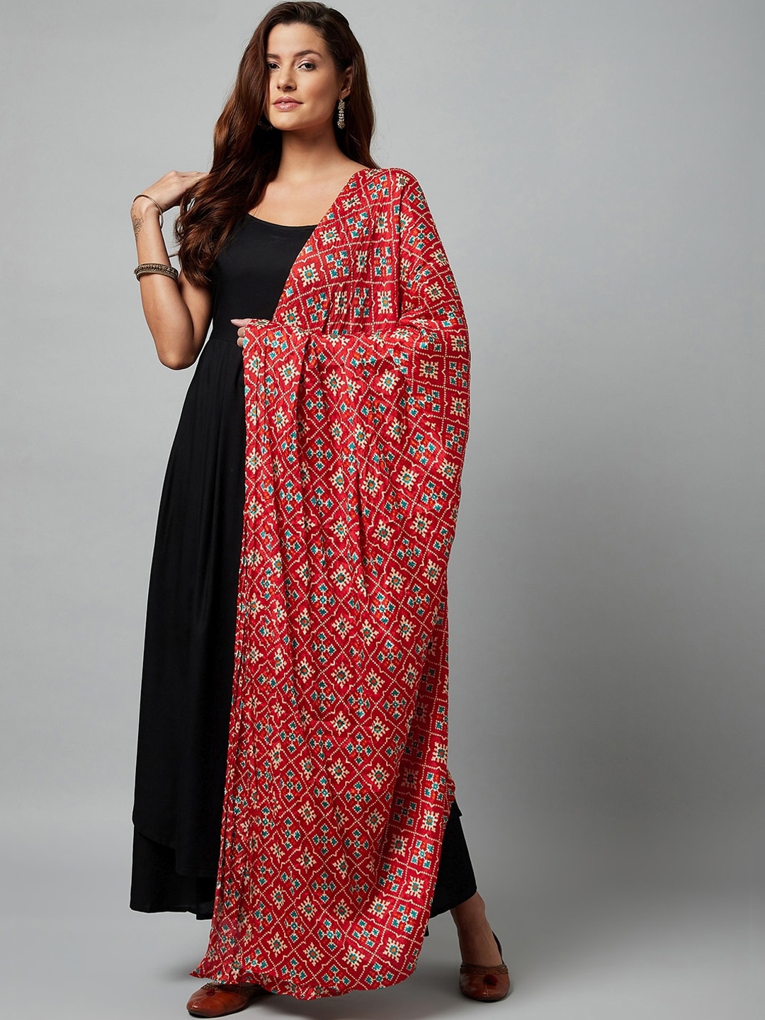 InWeave Women Black Floral Colourblocked Regular Kurti with Trousers & With Dupatta
InWeave Women Black Floral Colourblocked Regular Kurti with Trousers & With Dupatta