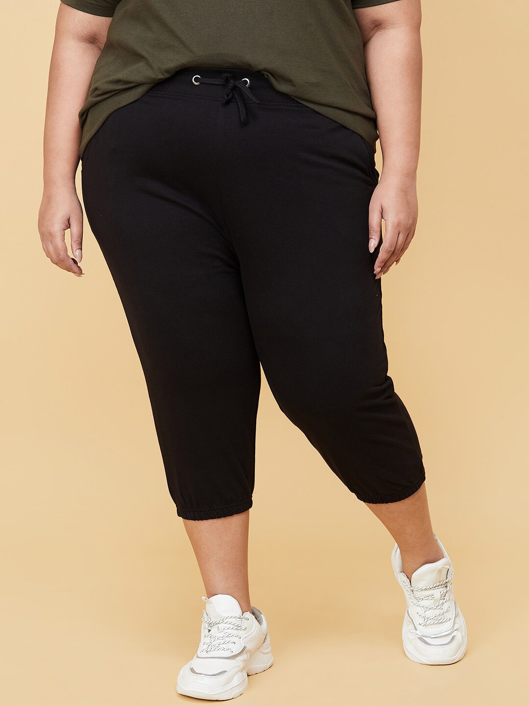 max Women Plus Size Black Capris