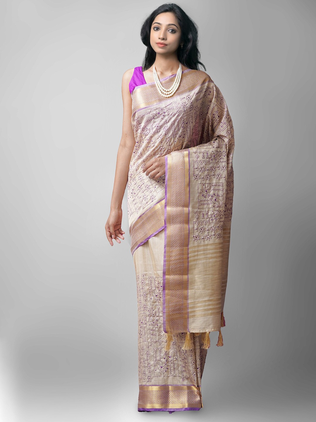 Unnati Silks Cream-Coloured & Gold-Toned Ethnic Motifs Zari Silk Cotton Maheshwari Saree
Unnati Silks Cream-Coloured & Gold-Toned Ethnic Motifs Zari Silk Cotton Maheshwari Saree