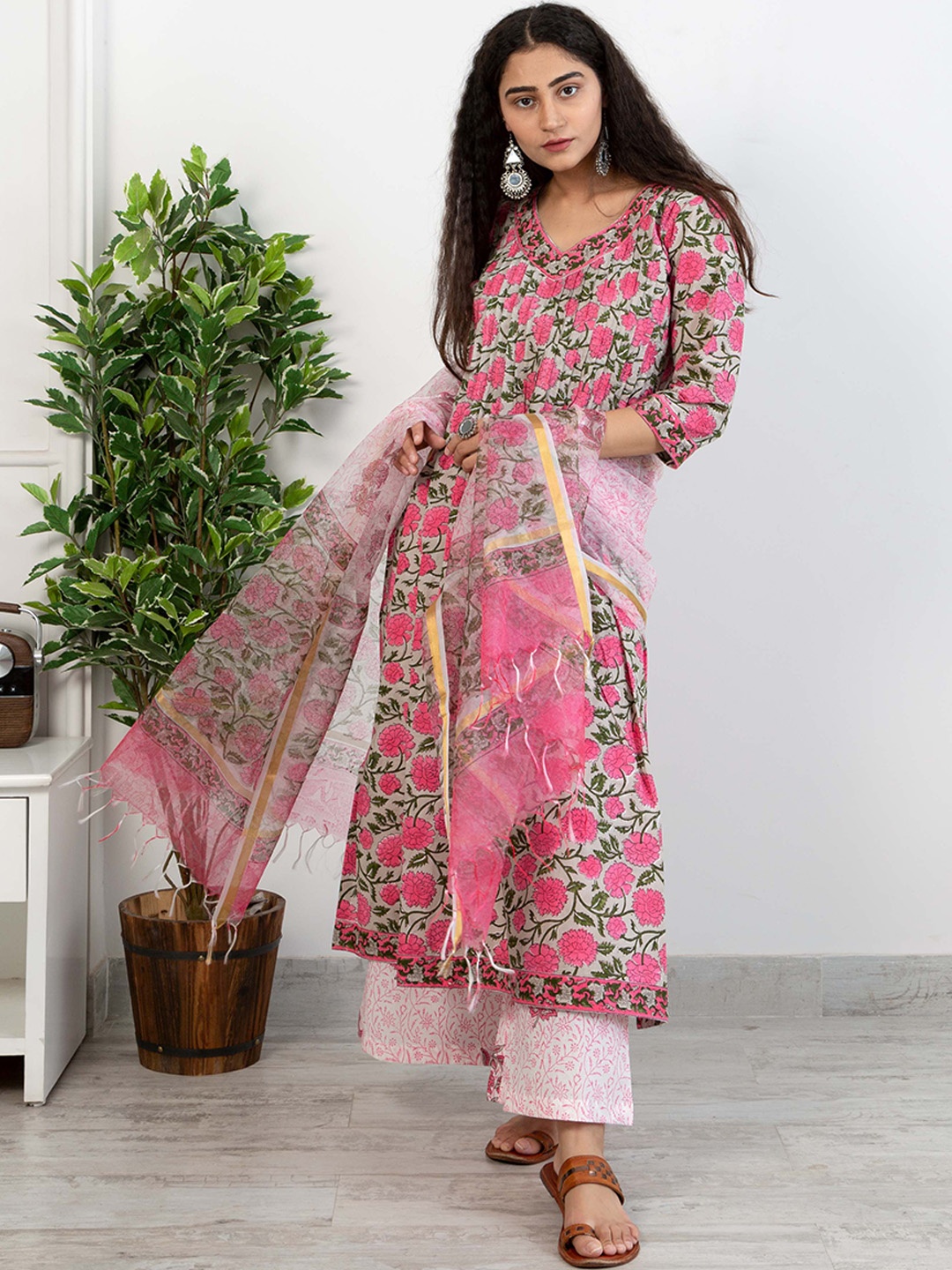 SHRINKHLA Women Peach-Coloured Floral Printed Pure Cotton Kurta with Palazzos & With Dupatta
SHRINKHLA Women Peach-Coloured Floral Printed Pure Cotton Kurta with Palazzos & With Dupatta