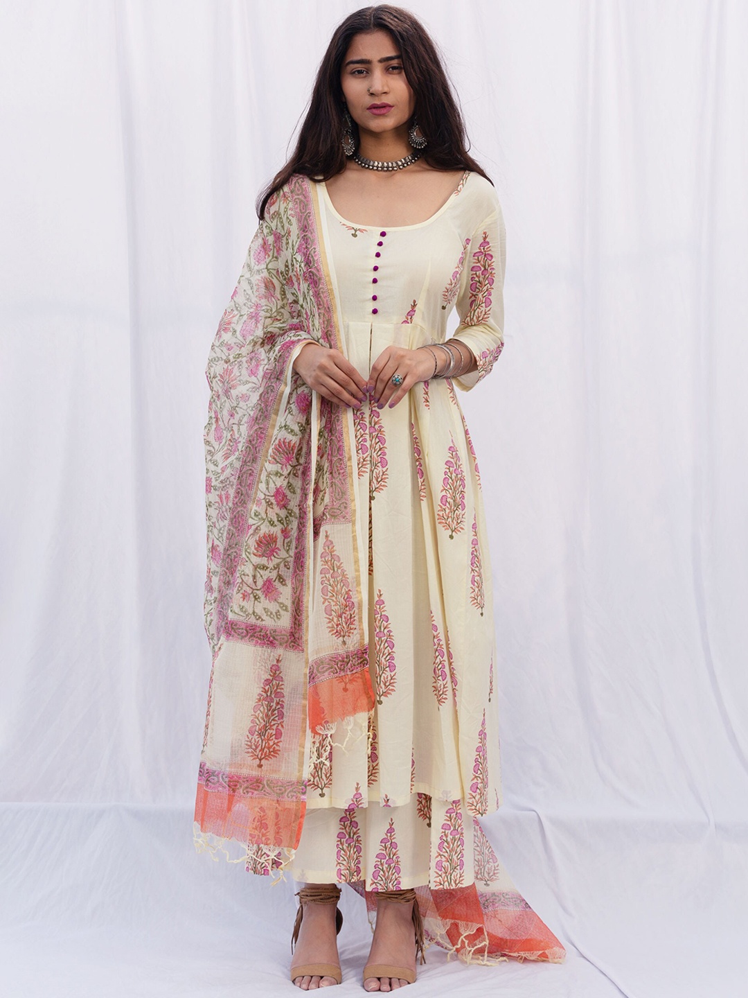SHRINKHLA Women Cream & Ethnic Printed Pure Cotton Kurta with Trousers & With Dupatta
SHRINKHLA Women Cream & Ethnic Printed Pure Cotton Kurta with Trousers & With Dupatta