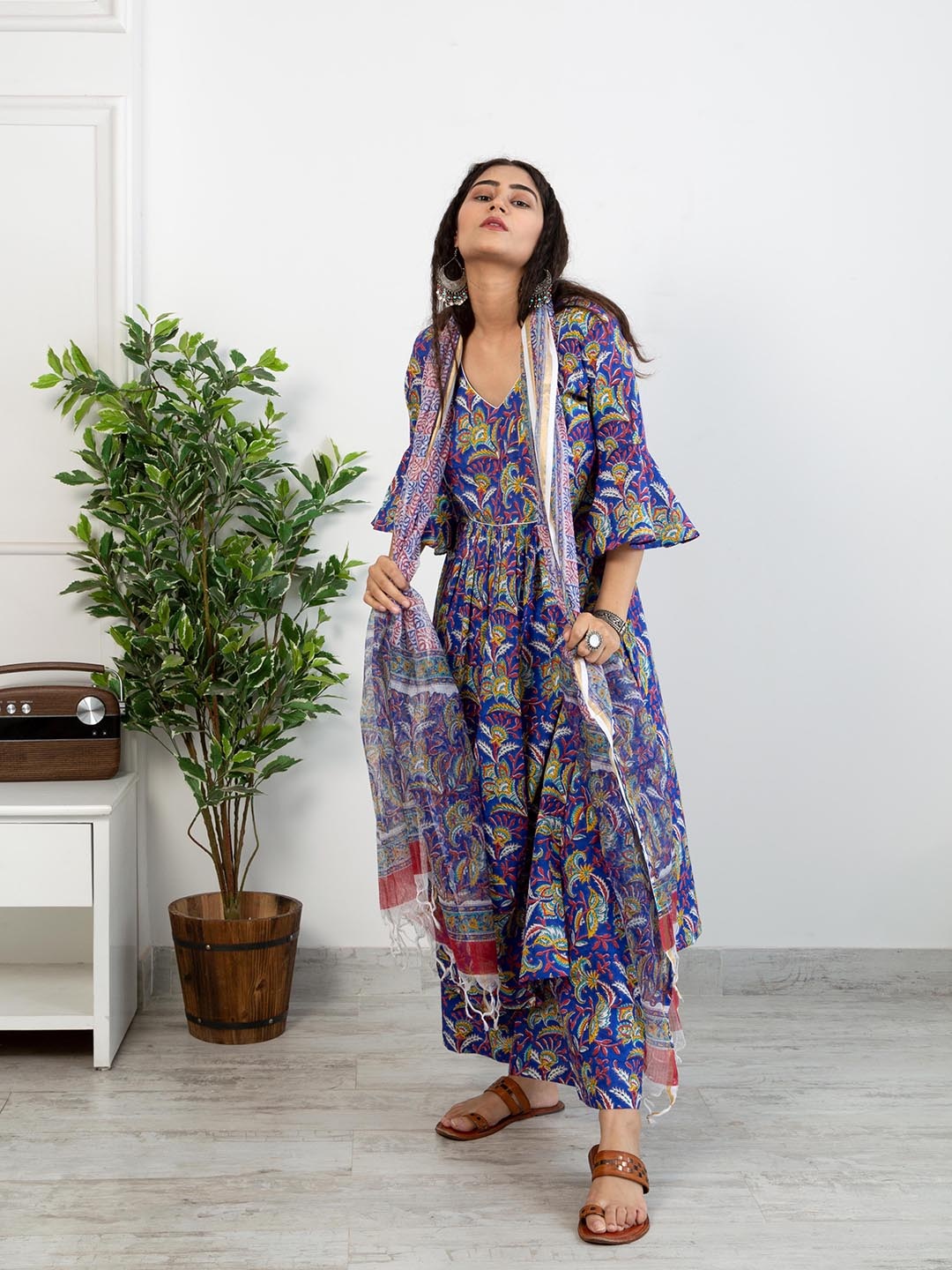 SHRINKHLA Women Blue & Red Floral Printed Pure Cotton Kurta with Palazzos & With Dupatta
SHRINKHLA Women Blue & Red Floral Printed Pure Cotton Kurta with Palazzos & With Dupatta