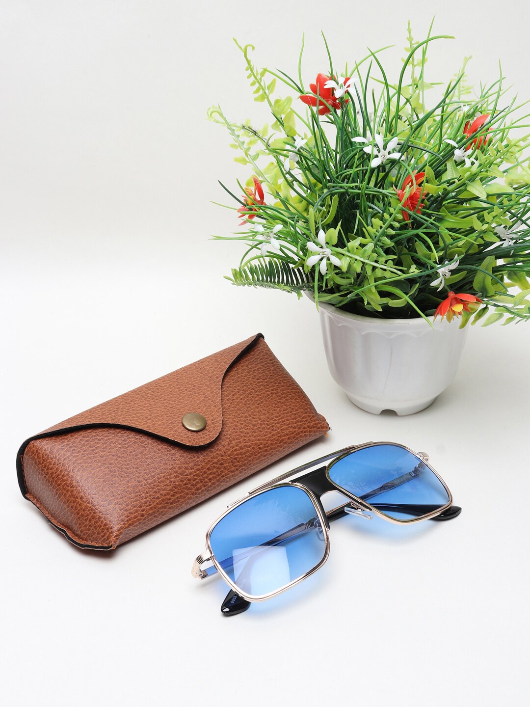 CELEBRITY SUNGLASSES Unisex Blue Lens & Silver-Toned Aviator Sunglasses CLSG-6988-18
CELEBRITY SUNGLASSES Unisex Blue Lens & Silver-Toned Aviator Sunglasses CLSG-6988-18