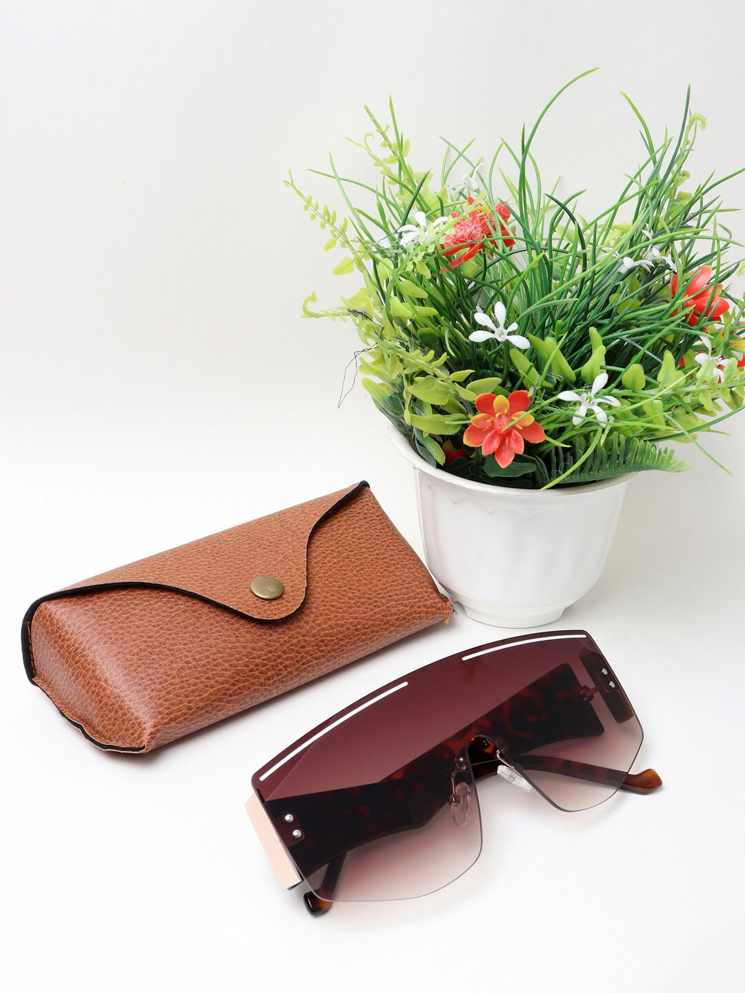 CELEBRITY SUNGLASSES Unisex Brown Lens & Brown Aviator Sunglasses with UV Protected Lens
CELEBRITY SUNGLASSES Unisex Brown Lens & Brown Aviator Sunglasses with UV Protected Lens