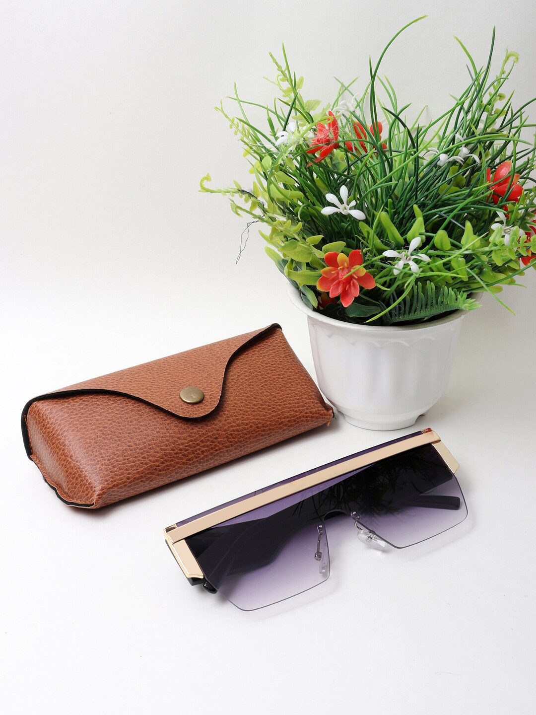 CELEBRITY SUNGLASSES Unisex Grey Lens & Gold-Toned Other Sunglasses with UV Protected Lens
CELEBRITY SUNGLASSES Unisex Grey Lens & Gold-Toned Other Sunglasses with UV Protected Lens
