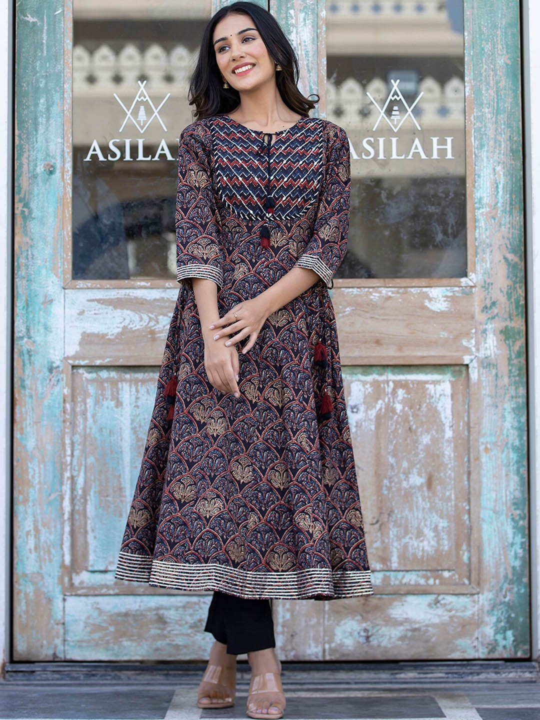 KAAJH Women Navy Blue & Beige Ethnic Motifs Screen Printed Pure Cotton Kurta with Trousers
KAAJH Women Navy Blue & Beige Ethnic Motifs Screen Printed Pure Cotton Kurta with Trousers