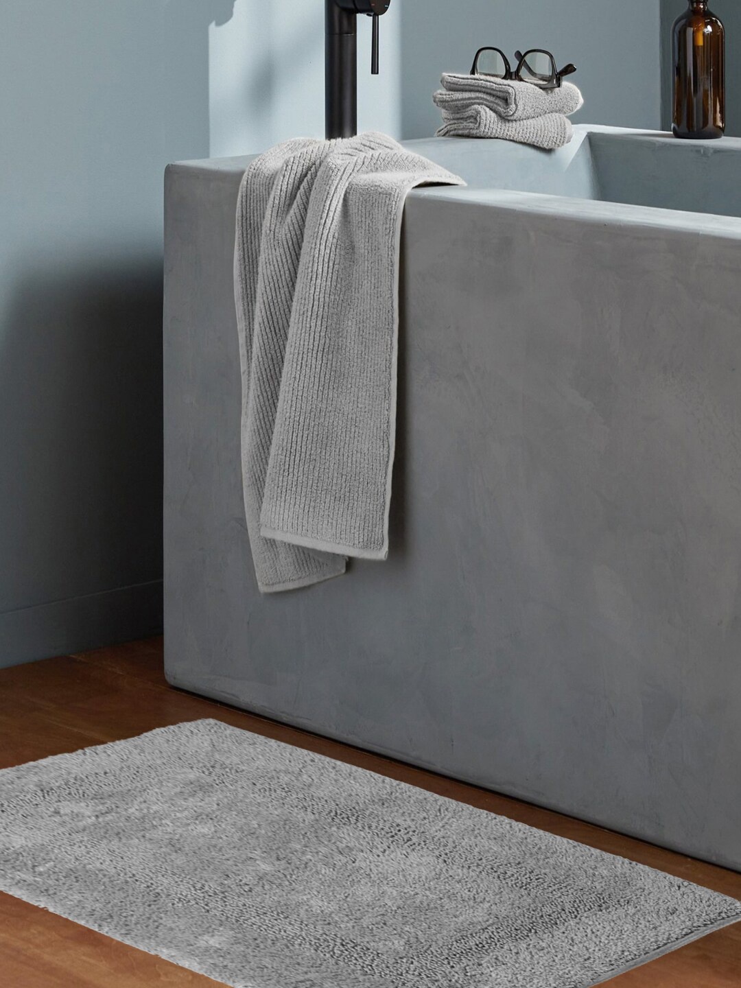 AMOUVE Grey Solid Cotton 2400 GSM Bath Rugs