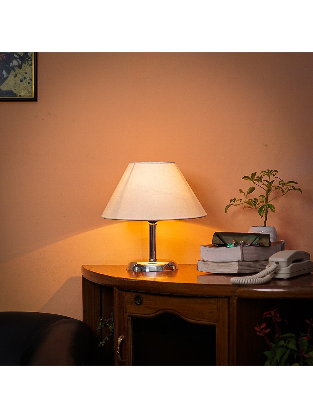 Pinecraft INTERNATIONAL Off White Metal Edra Table Lamp With Frustum Shade
Pinecraft INTERNATIONAL Off White Metal Edra Table Lamp With Frustum Shade