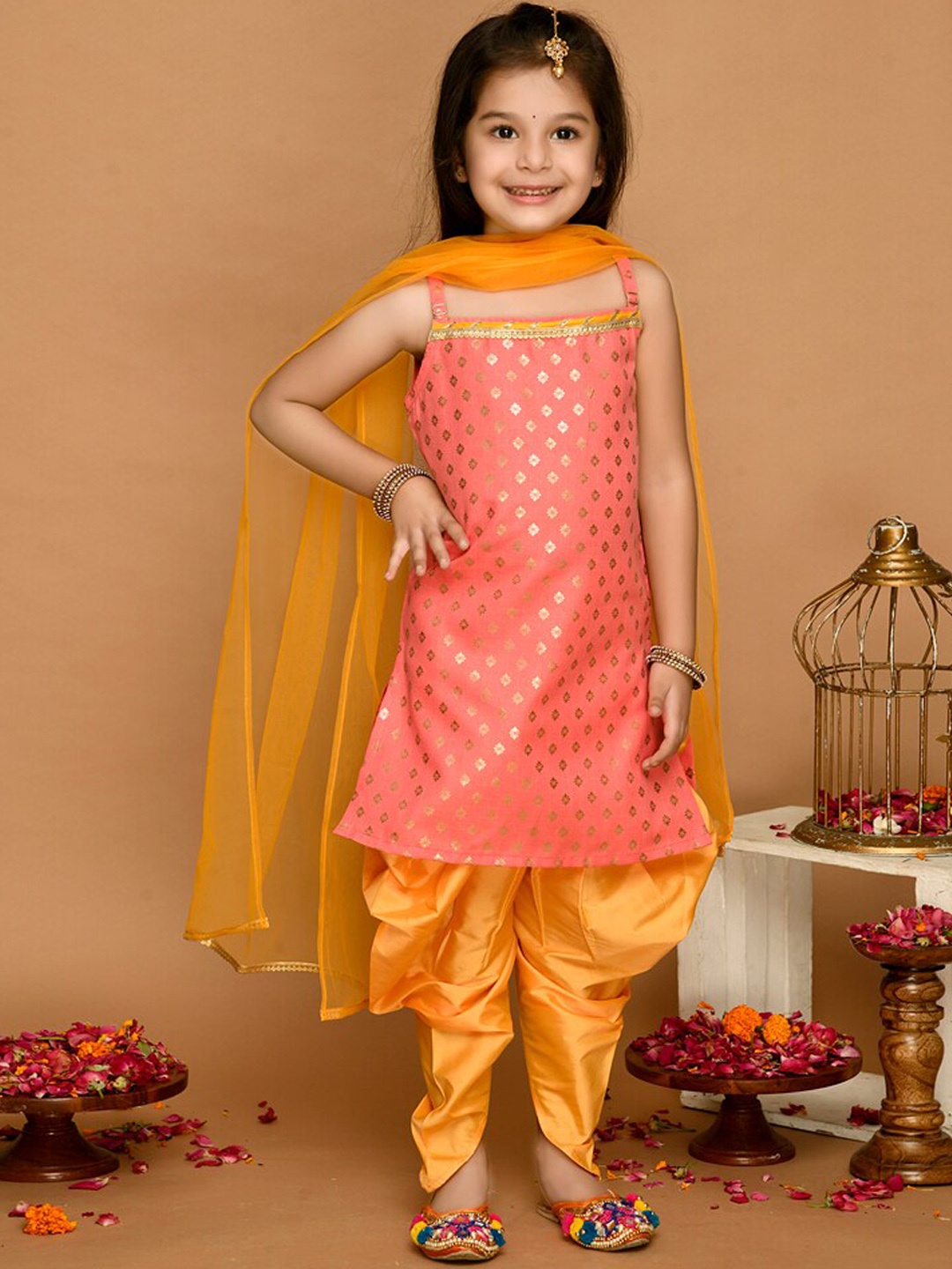 SAKA DESIGNS Girls Peach-Coloured Ethnic Motifs Printed Kurta with Dhoti Pants & With Dupatta
SAKA DESIGNS Girls Peach-Coloured Ethnic Motifs Printed Kurta with Dhoti Pants & With Dupatta