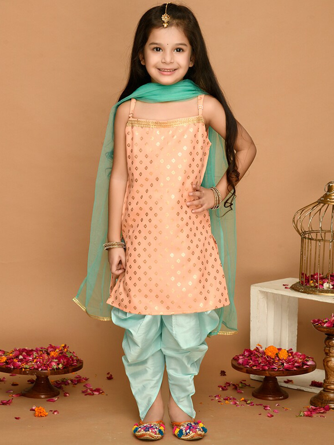 SAKA DESIGNS Girls Peach-Coloured Printed Kurta with Dhoti Pants & With Dupatta
SAKA DESIGNS Girls Peach-Coloured Printed Kurta with Dhoti Pants & With Dupatta