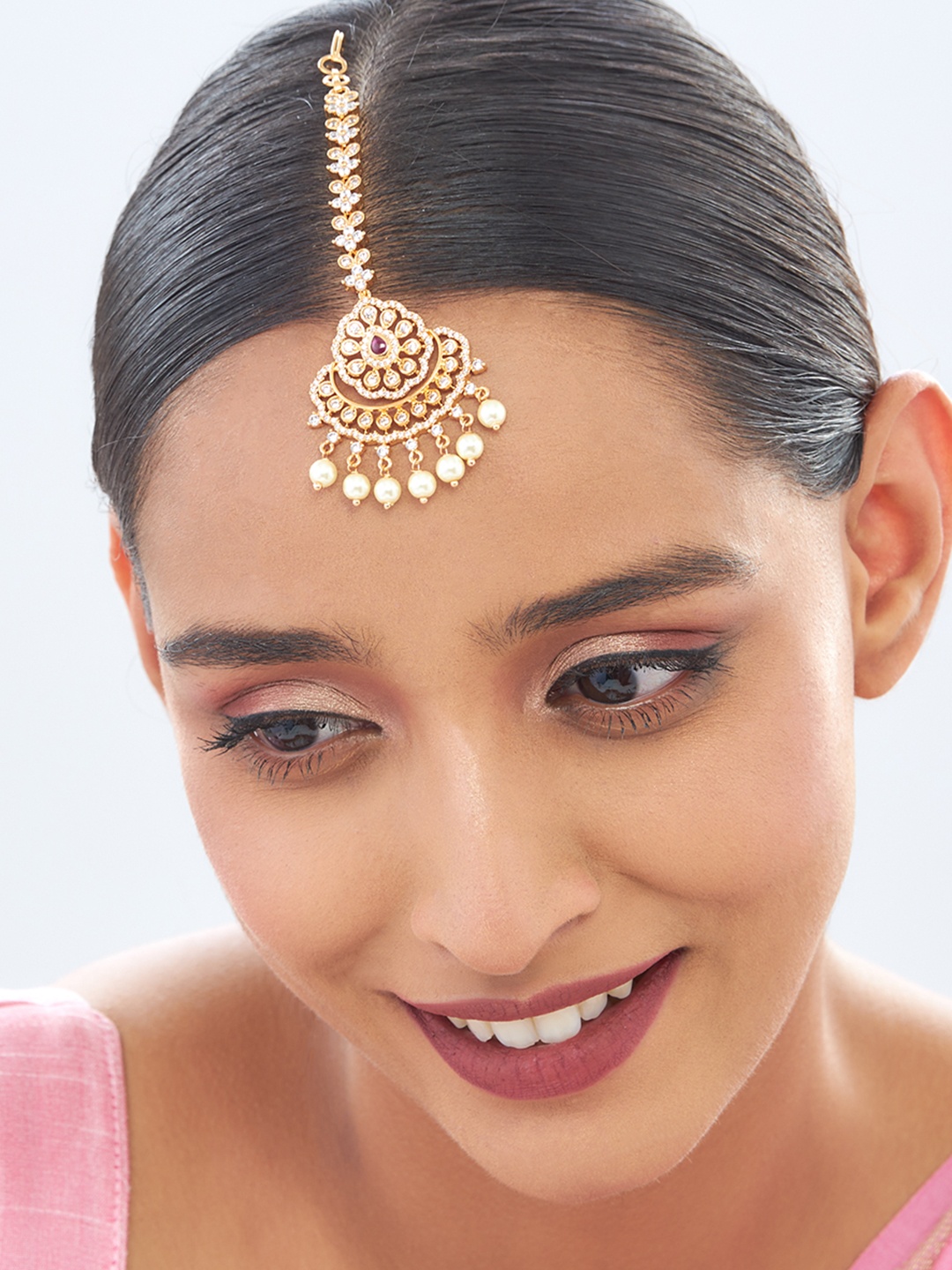 Kushal's Fashion Jewellery Women Gold-Plated & Red Cubic Zirconia Embellished Maang Tikka
Kushal's Fashion Jewellery Women Gold-Plated & Red Cubic Zirconia Embellished Maang Tikka