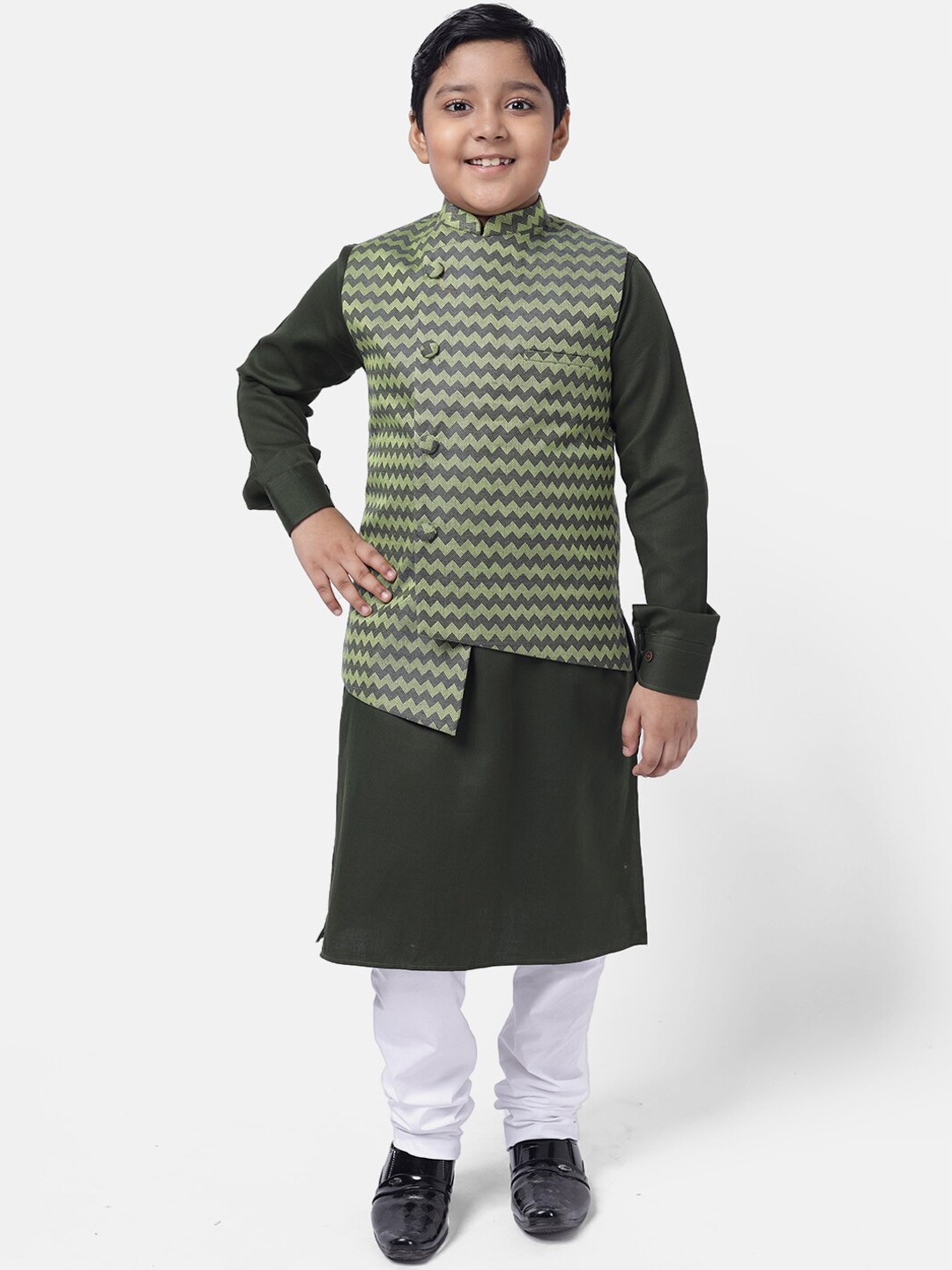 NAMASKAR Kids-Boys Green Printed Angrakha Pure Cotton Kurta with Churidar and Nehru Jacket
NAMASKAR Kids-Boys Green Printed Angrakha Pure Cotton Kurta with Churidar and Nehru Jacket