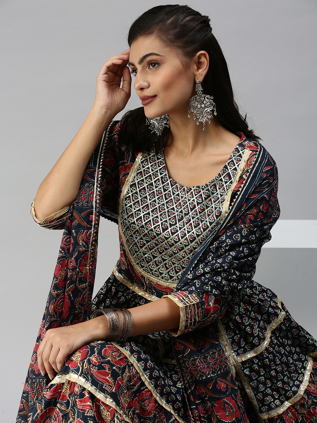 SHOWOFF Women Navy Blue Ethnic Motifs Printed Tiered Gotta Patti Kurta with Trousers
SHOWOFF Women Navy Blue Ethnic Motifs Printed Tiered Gotta Patti Kurta with Trousers