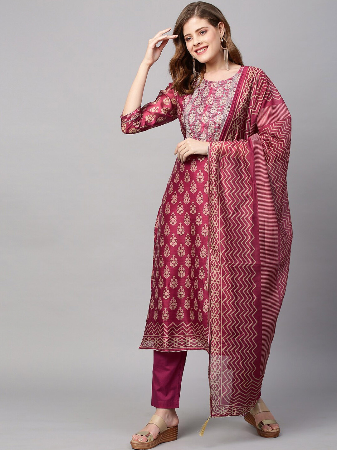 FASHOR Women Pink Ethnic Motifs Sequinned Chanderi Silk Kurta with Trousers & Dupatta
FASHOR Women Pink Ethnic Motifs Sequinned Chanderi Silk Kurta with Trousers & Dupatta