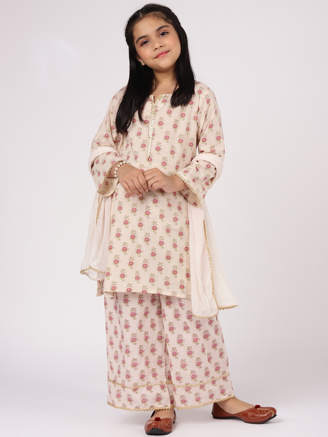 Libas KIDS Girls Cream-Coloured Floral Printed Gotta Patti Pure Cotton Kurta with Palazzos & With Dupatta
Libas KIDS Girls Cream-Coloured Floral Printed Gotta Patti Pure Cotton Kurta with Palazzos & With Dupatta
