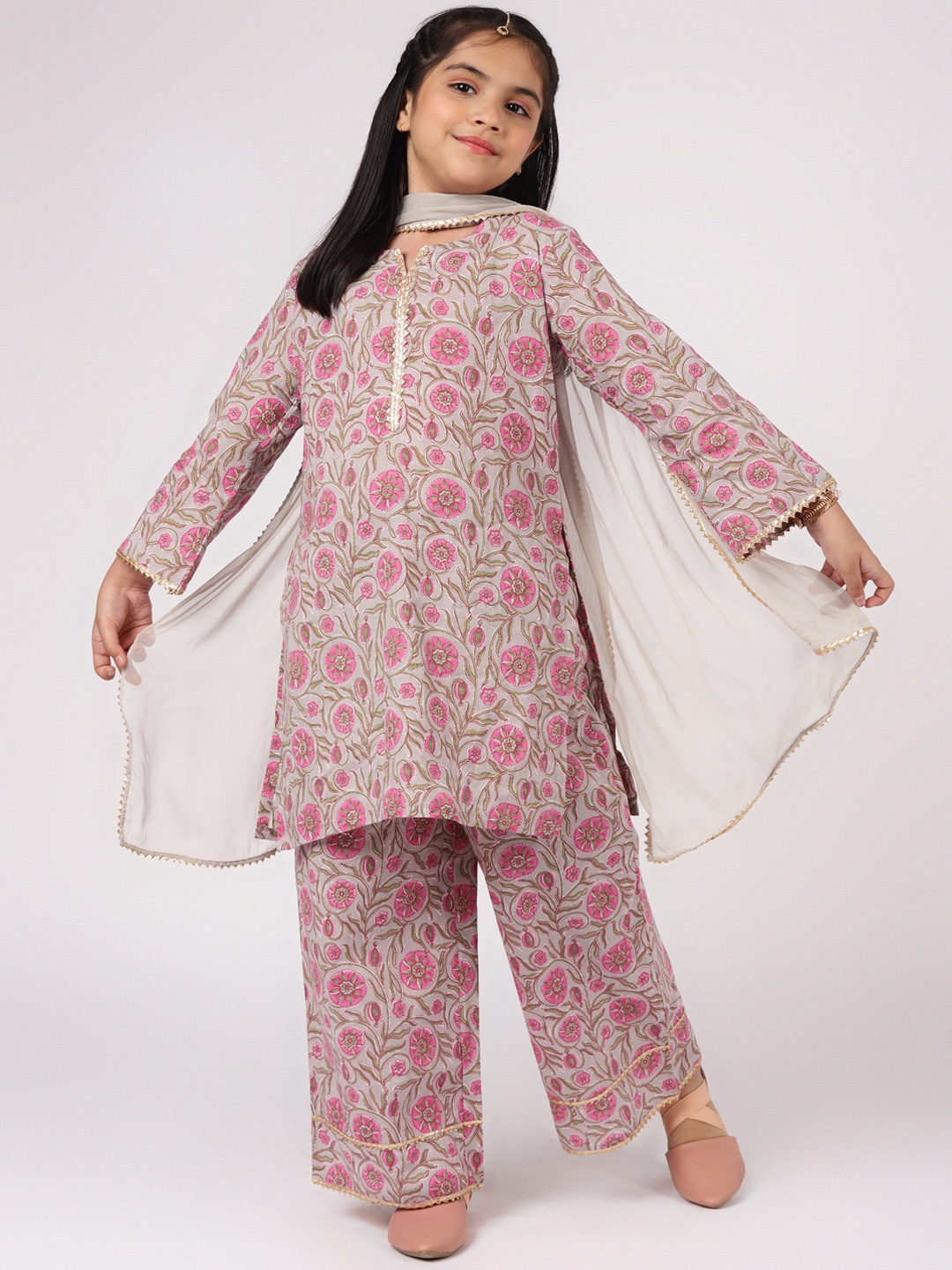 Libas KIDS Girls Grey Floral Printed Gotta Patti Pure Cotton Kurta with Palazzos & With Dupatta
Libas KIDS Girls Grey Floral Printed Gotta Patti Pure Cotton Kurta with Palazzos & With Dupatta