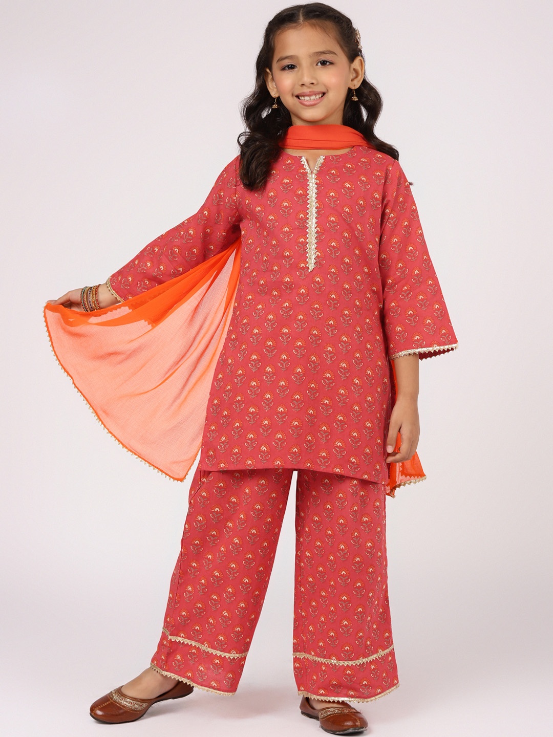 Libas KIDS Girls Red Floral Printed Gotta Patti Pure Cotton Kurta with Palazzos & With Dupatta
Libas KIDS Girls Red Floral Printed Gotta Patti Pure Cotton Kurta with Palazzos & With Dupatta