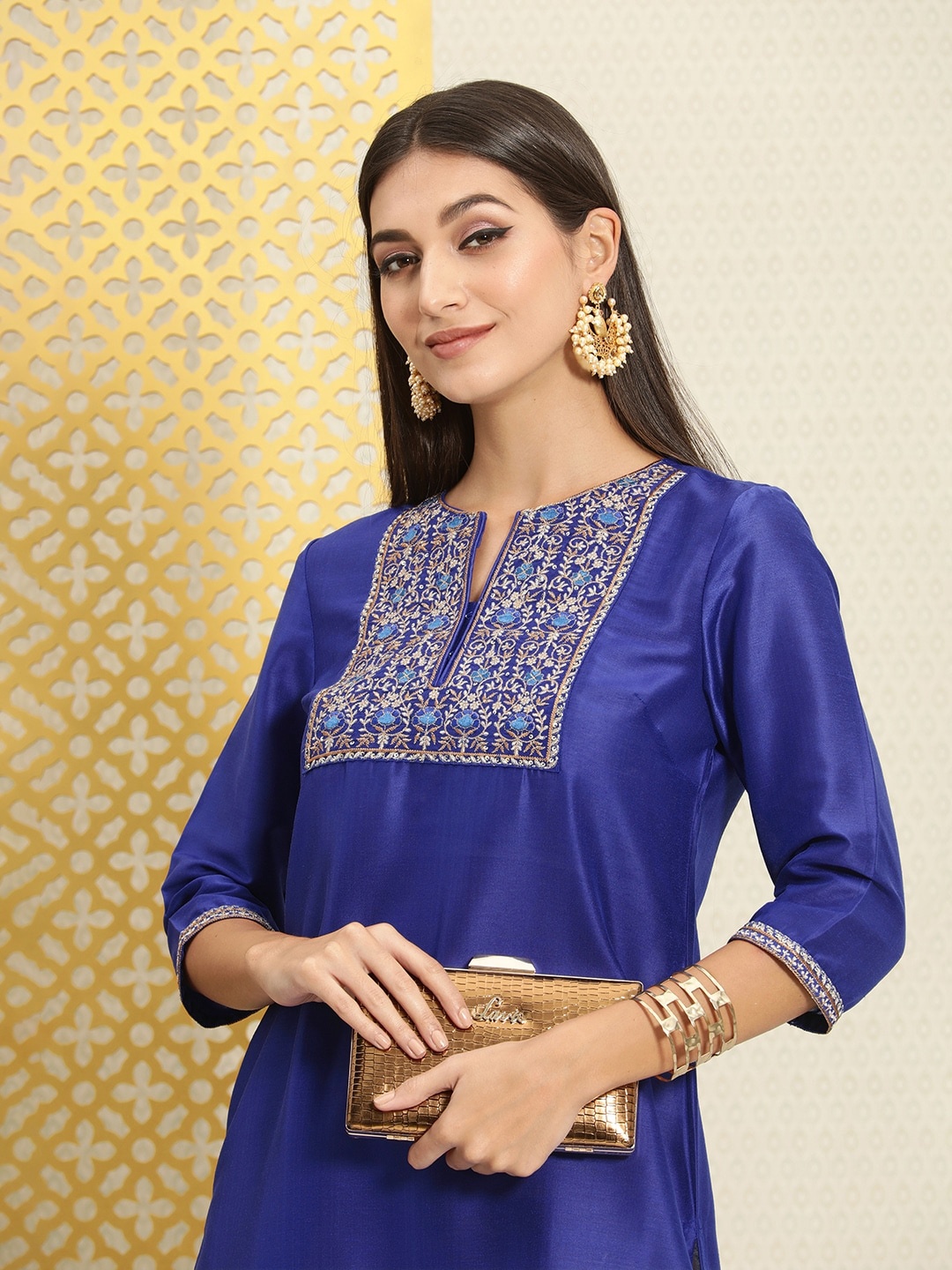 House of Pataudi Women Blue & Gold-Toned Ethnic Motifs Embroidered Thread Work Jashn Kurta
House of Pataudi Women Blue & Gold-Toned Ethnic Motifs Embroidered Thread Work Jashn Kurta