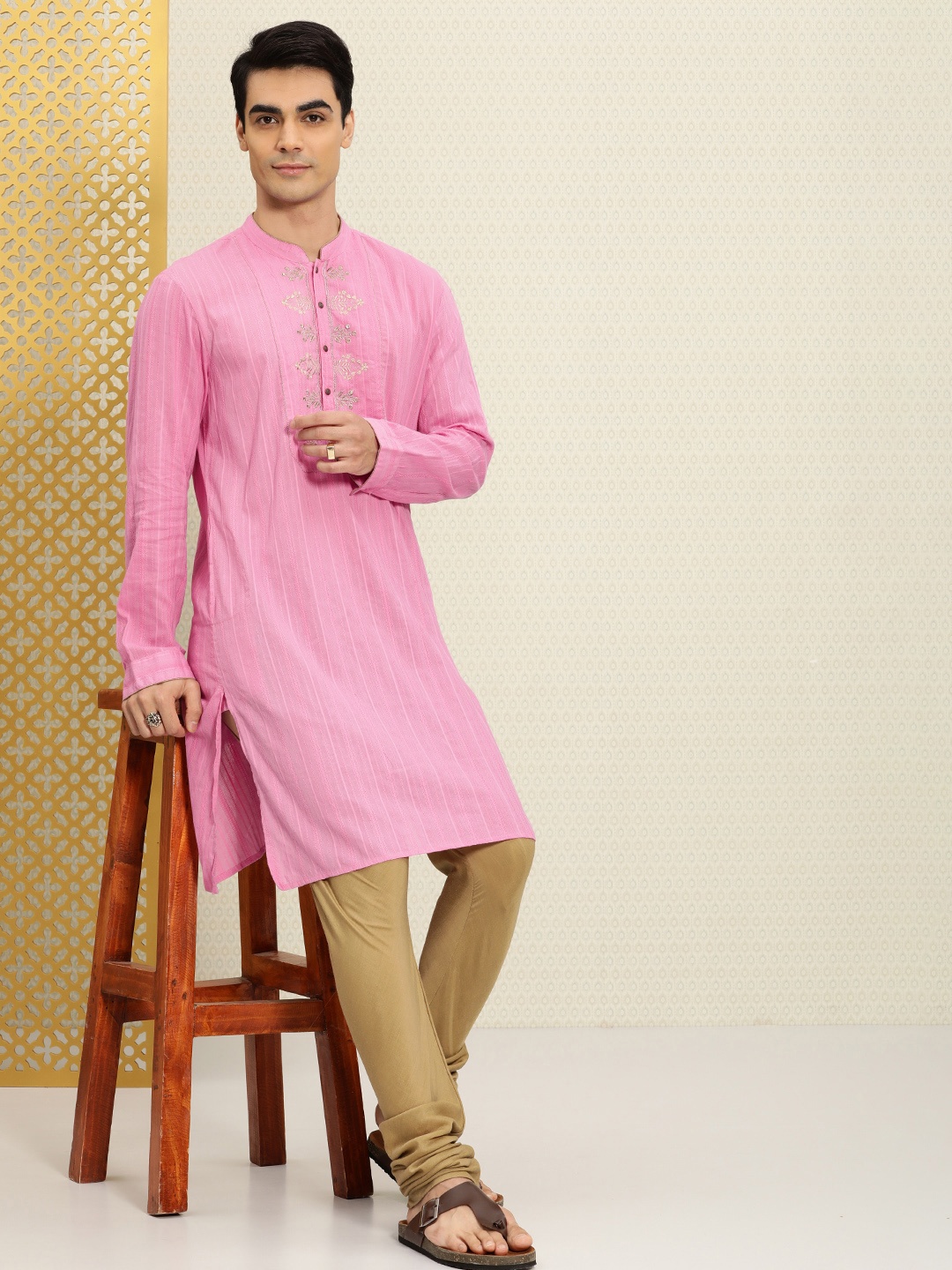 House of Pataudi Men Pink Floral Embroidered Floral Thread Work Pure Cotton Rozana Kurta
House of Pataudi Men Pink Floral Embroidered Floral Thread Work Pure Cotton Rozana Kurta