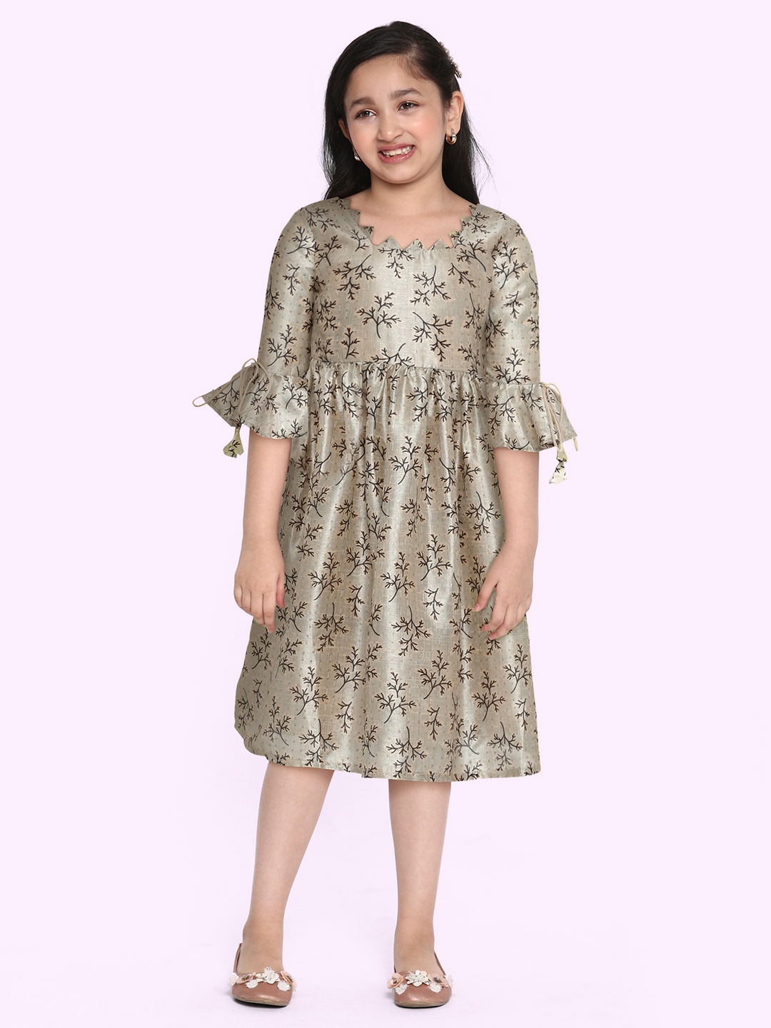 Ethnovog Girls Grey Black Made to Measure Floral Printed Sequinned A-Line Midi Dress
Ethnovog Girls Grey Black Made to Measure Floral Printed Sequinned A-Line Midi Dress