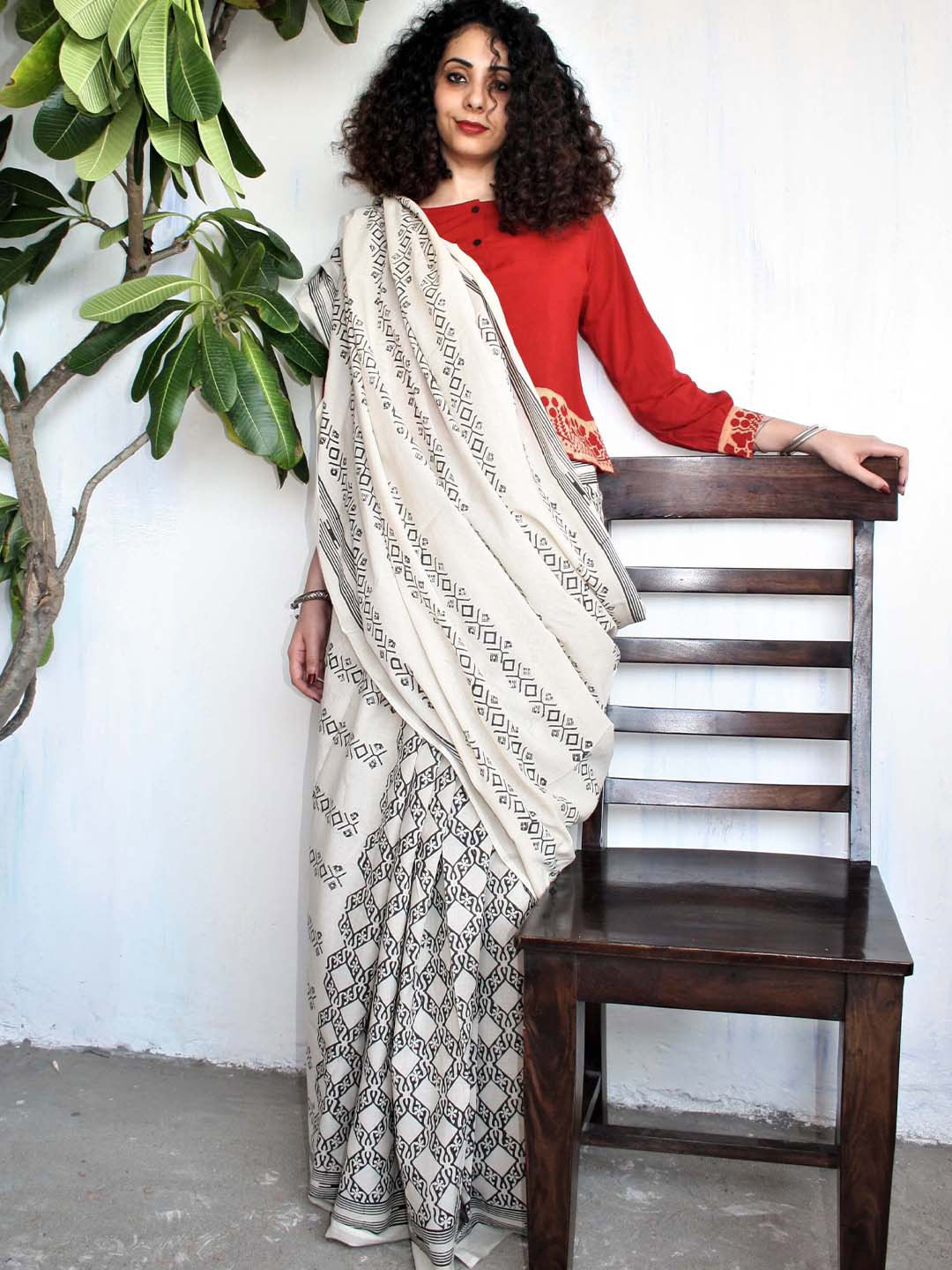Chidiyaa White & Black Ethnic Motifs Pure Cotton Saree 
Chidiyaa White & Black Ethnic Motifs Pure Cotton Saree