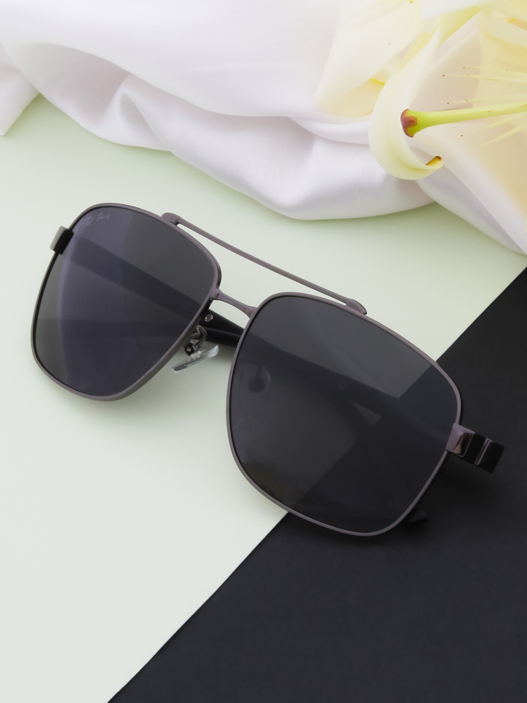 Ted Smith Unisex Black Lens & Gunmetal-Toned Aviator Sunglasses with Polarised and UV Protected Lens
Ted Smith Unisex Black Lens & Gunmetal-Toned Aviator Sunglasses with Polarised and UV Protected Lens