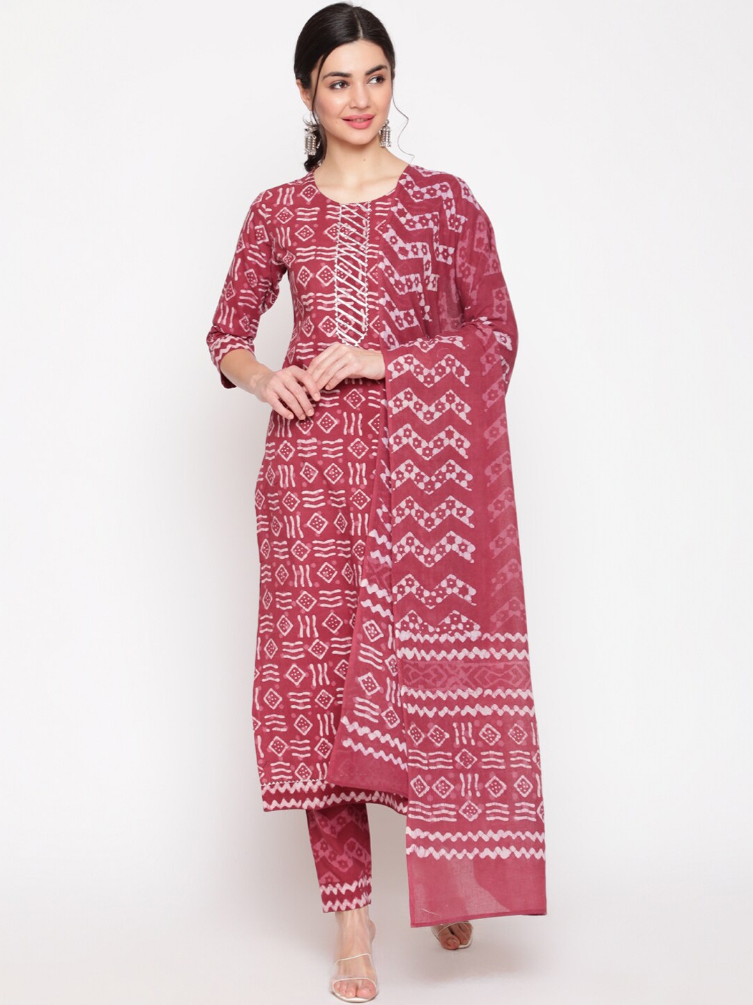 GLAM ROOTS Women Maroon Printed Gotta Patti Pure Cotton Kurta with Trousers & With Dupatta
GLAM ROOTS Women Maroon Printed Gotta Patti Pure Cotton Kurta with Trousers & With Dupatta