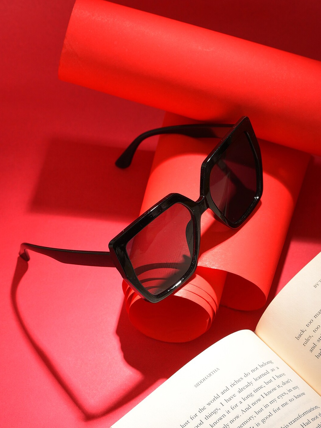HAUTE SAUCE by Campus Sutra Women Grey Lens & Black Oversized Sunglasses with UV Protected Lens
HAUTE SAUCE by Campus Sutra Women Grey Lens & Black Oversized Sunglasses with UV Protected Lens