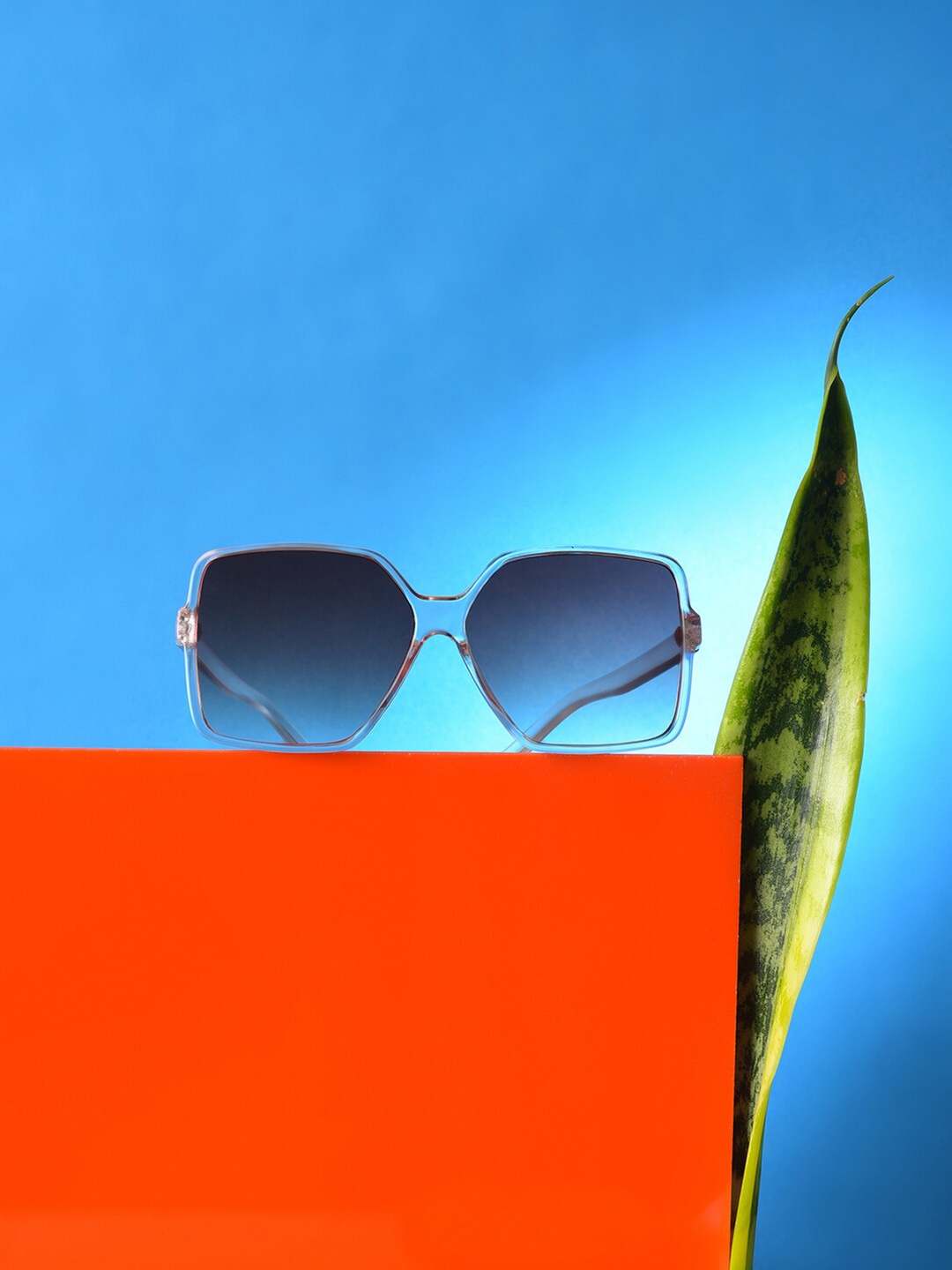 HAUTE SAUCE by Campus Sutra Women Brown Lens & White Oversized Sunglasses with UV Protected Lens
HAUTE SAUCE by Campus Sutra Women Brown Lens & White Oversized Sunglasses with UV Protected Lens