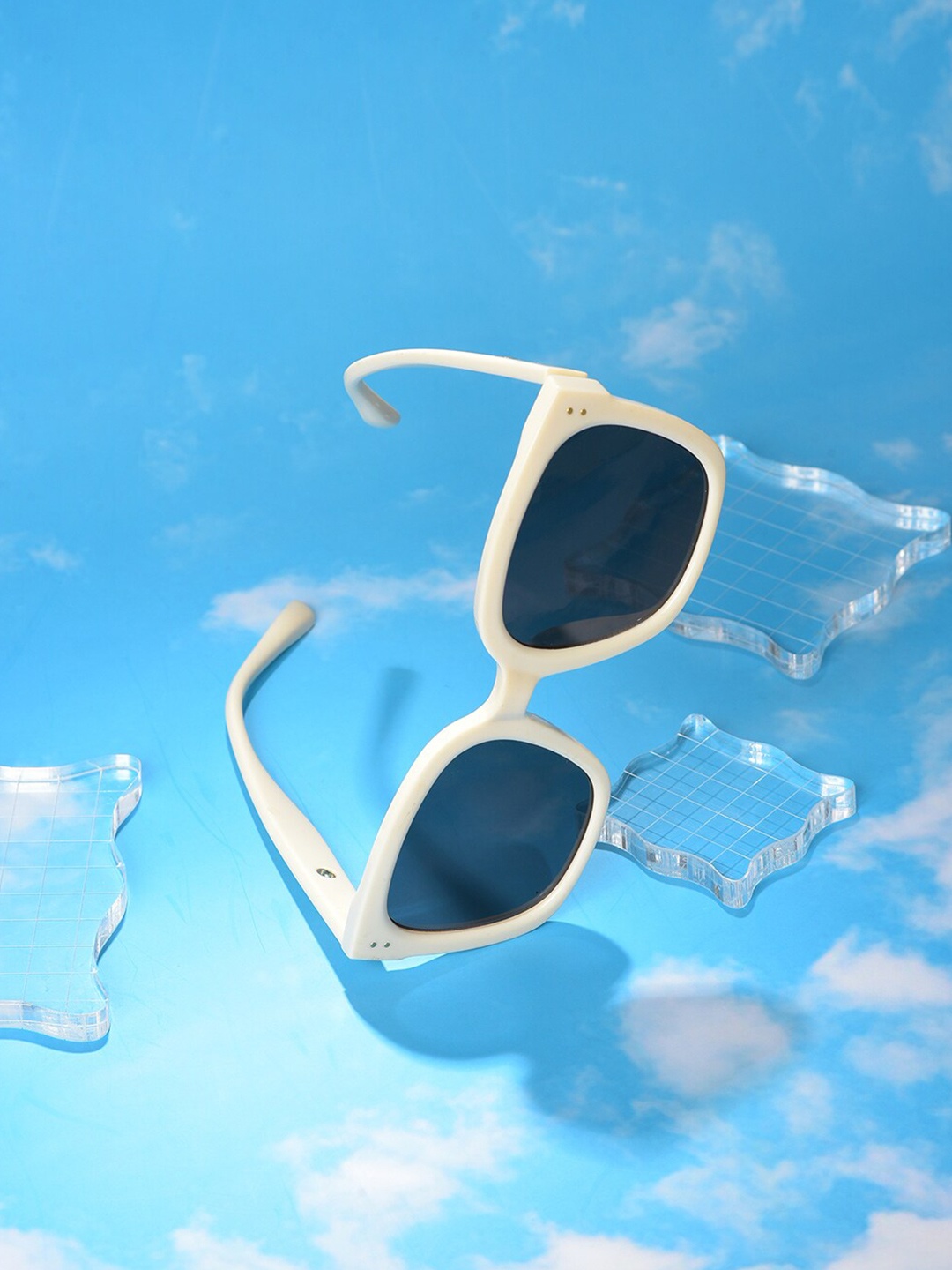 HAUTE SAUCE by Campus Sutra Women Black Lens & White Butterfly Sunglasses with Polarised Lens
HAUTE SAUCE by Campus Sutra Women Black Lens & White Butterfly Sunglasses with Polarised Lens