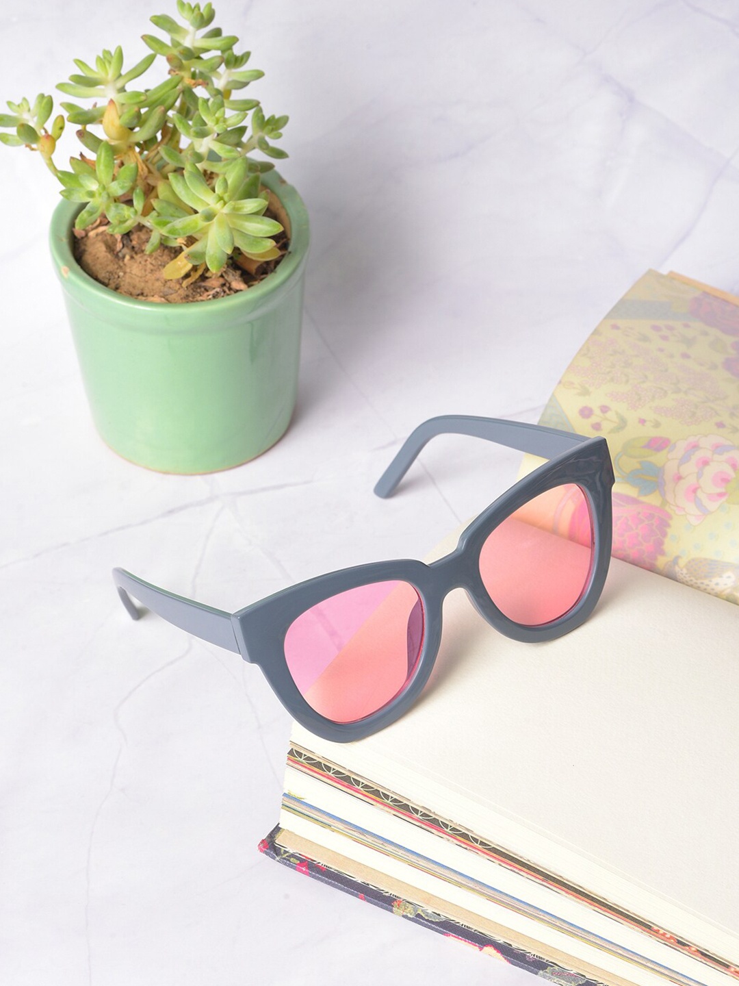 HAUTE SAUCE by Campus Sutra Women Pink Lens & Black Cateye Sunglasses with Polarised Lens, Grey
HAUTE SAUCE by Campus Sutra Women Pink Lens & Black Cateye Sunglasses with Polarised Lens, Grey